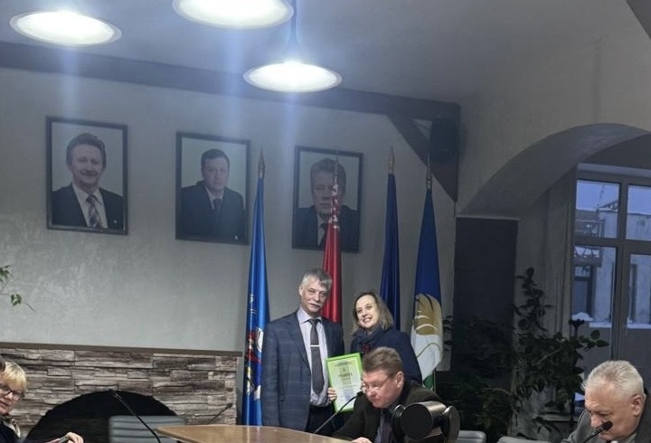 Награждение преподавателя факультета повышения квалификации и переподготовки Грамотой МГЭИ им. А.Д. Сахарова Награждение преподавателя факультета повышения квалификации и переподготовки Грамотой МГЭИ им. А.Д. Сахарова