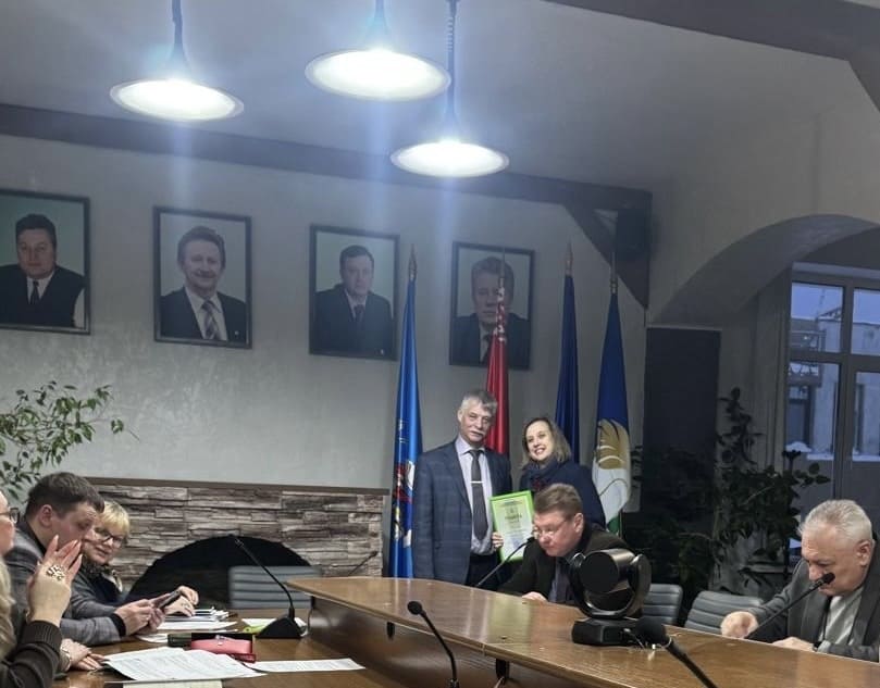 Награждение старшего преподавателя кафедры дополнительного образования Ларисы Валентиновны Викторко Грамотой МГЭИ им. А.Д.Сахарова БГУ